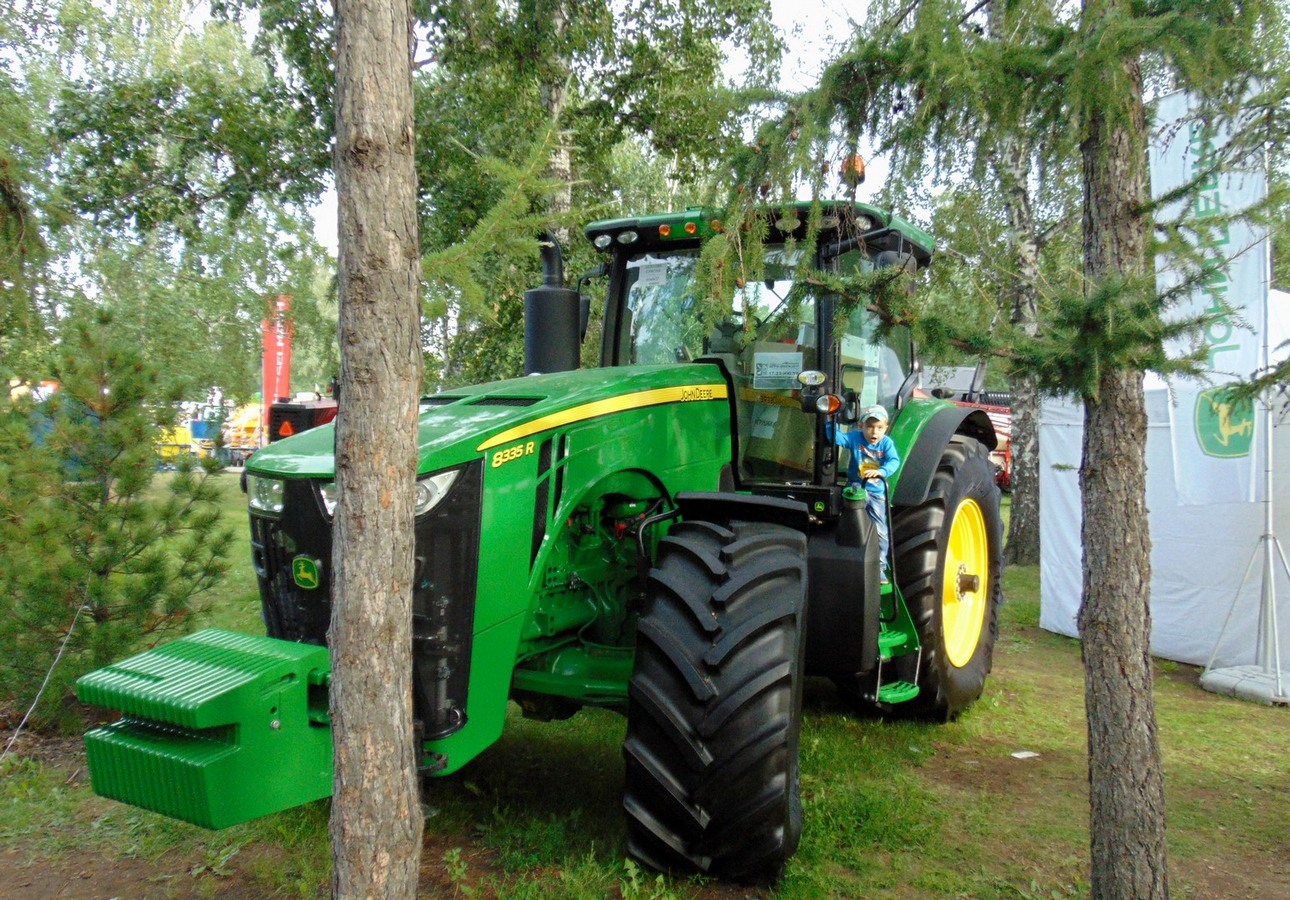 Трактор John Deere 8335R на выставке АгроОмск-2017. Омская область, город Омск, проспект Академика Королева, выставочный парк