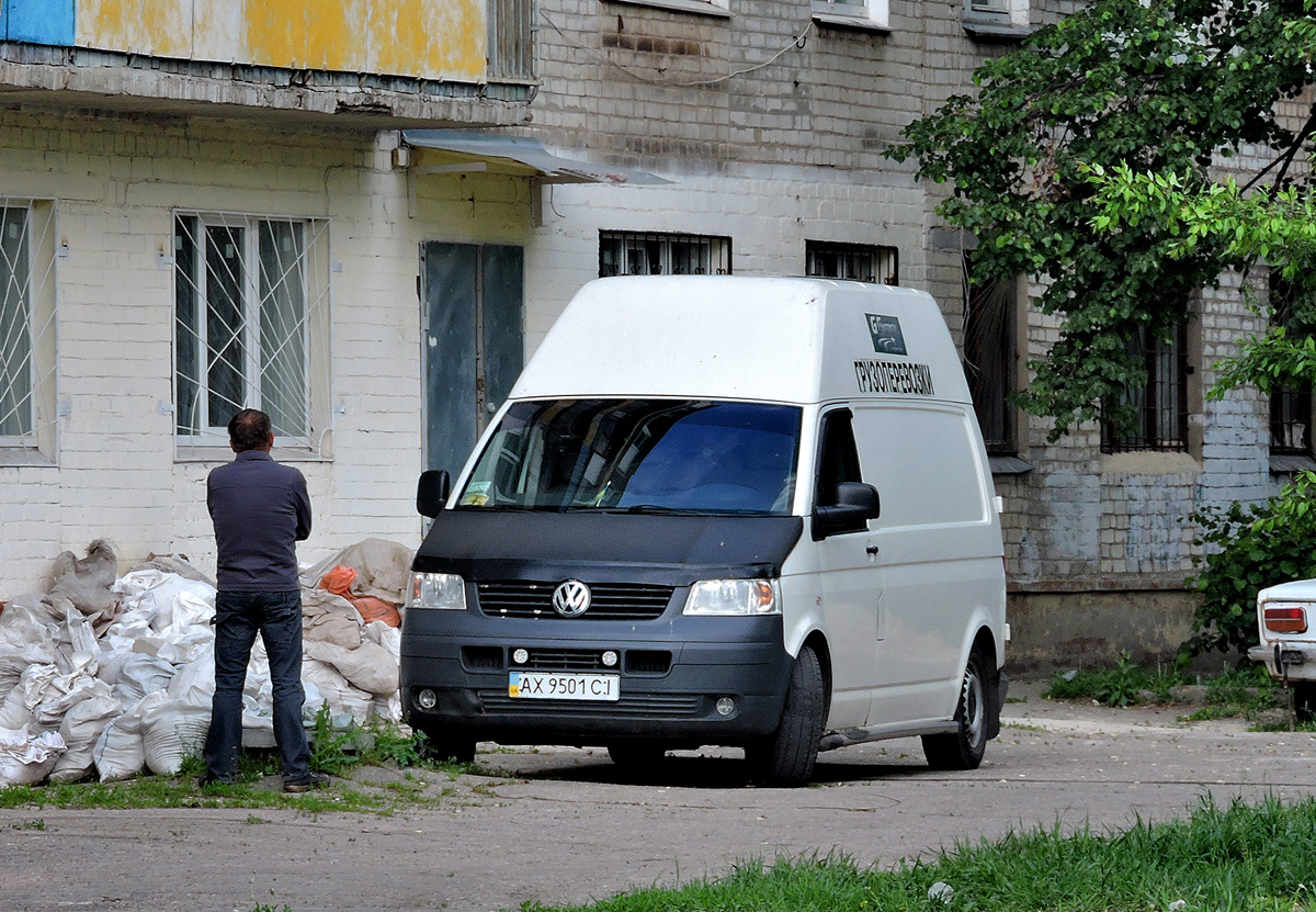 Фургон Volkswagen Transporter #AX 9501 CI. Харьковская область, г. Харьков, Ферганская улица