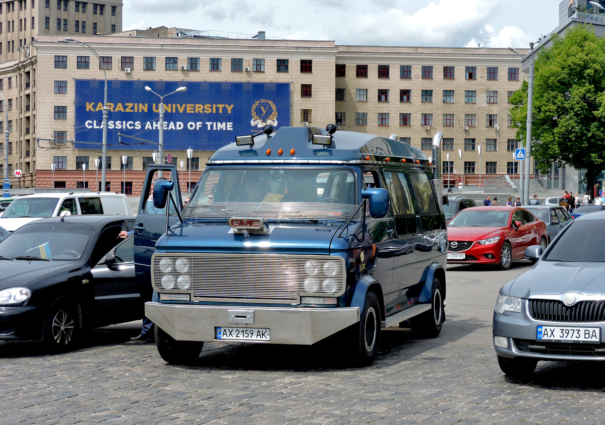 Микроавтобус GMC Vandura #АХ 2159 АК. Харьковская область, г. Харьков, площадь Свободы