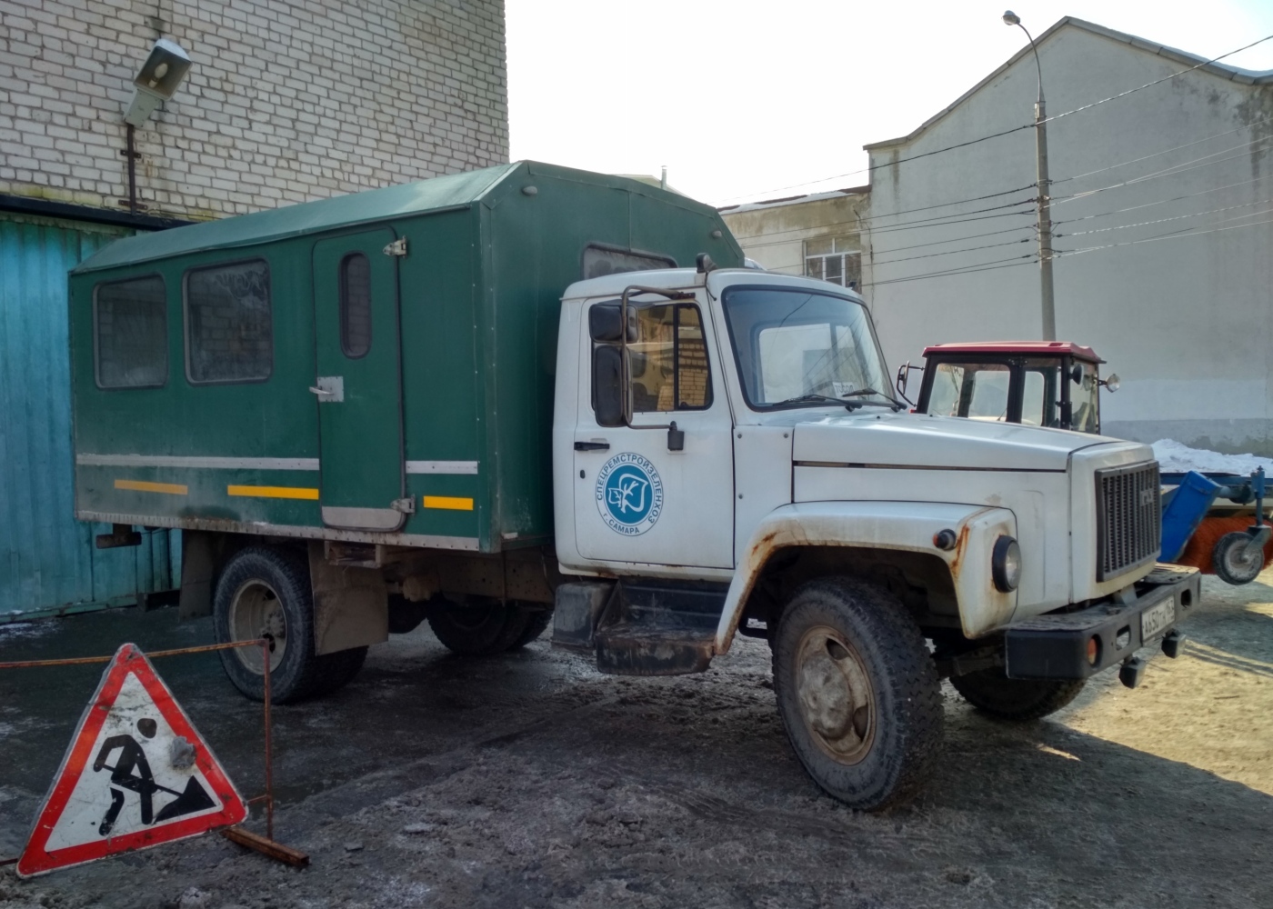 Вахтовый автобус ВМ-3284 на шасси ГАЗ-3307 #А 650 ТК 163. г. Самара, ул. Больничная