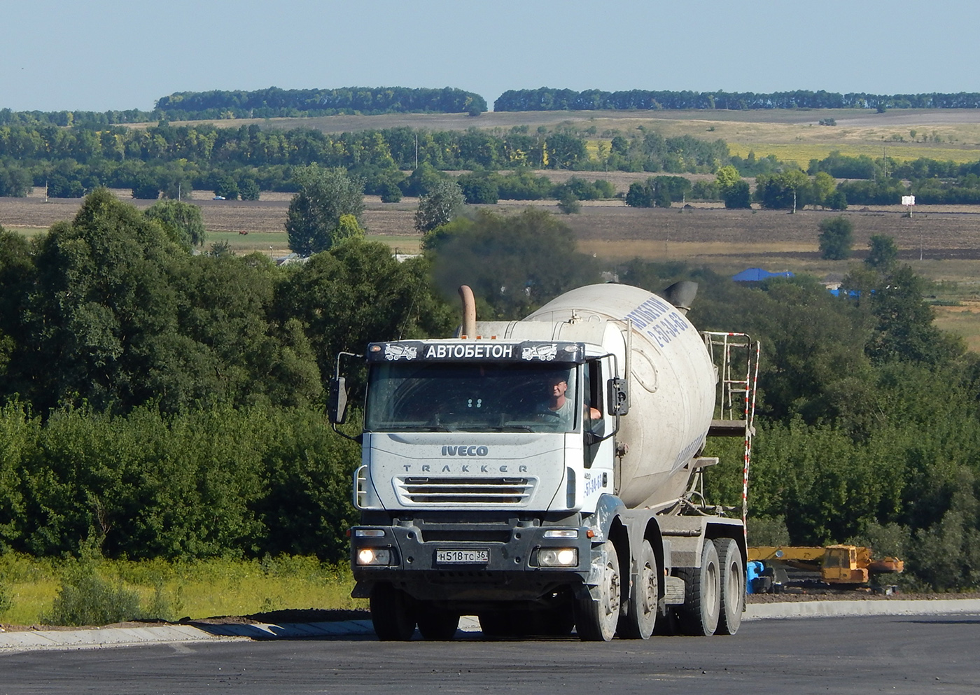 Бетоносмеситель на шасси IVECO Trakker # Н 518 ТС 36. Белгородская область, Красногвардейский район, автодорога Р-185 "Белгород - Павловск"