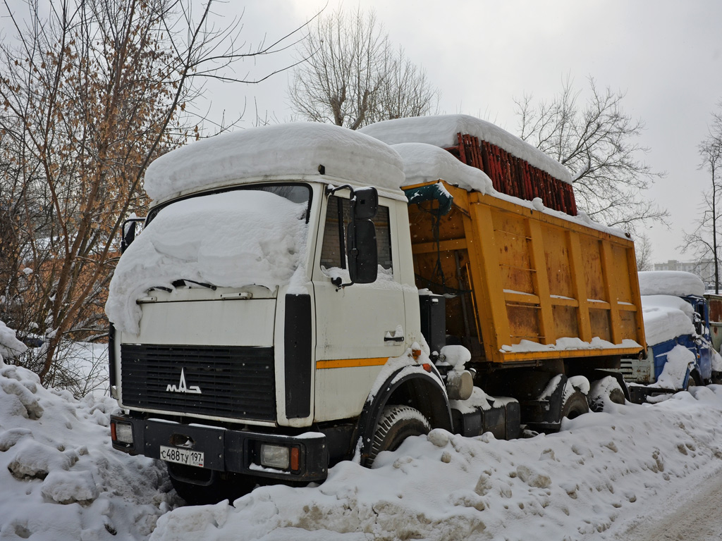 Неисправный самосвал МАЗ-5516 #С 488 ТУ 197 . Москва, Коптевская улица 