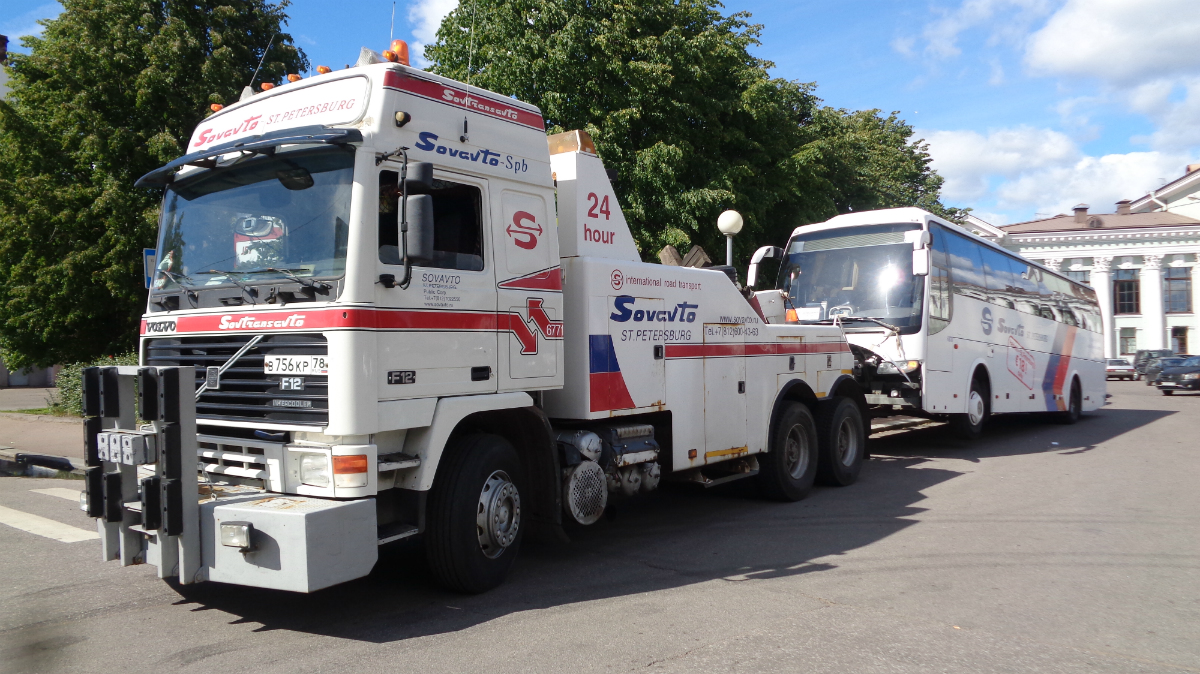 Эвакуатор на базе Volvo F12* #В 756 КР 78 буксирует автобус. Ленинградская область ,Выборг