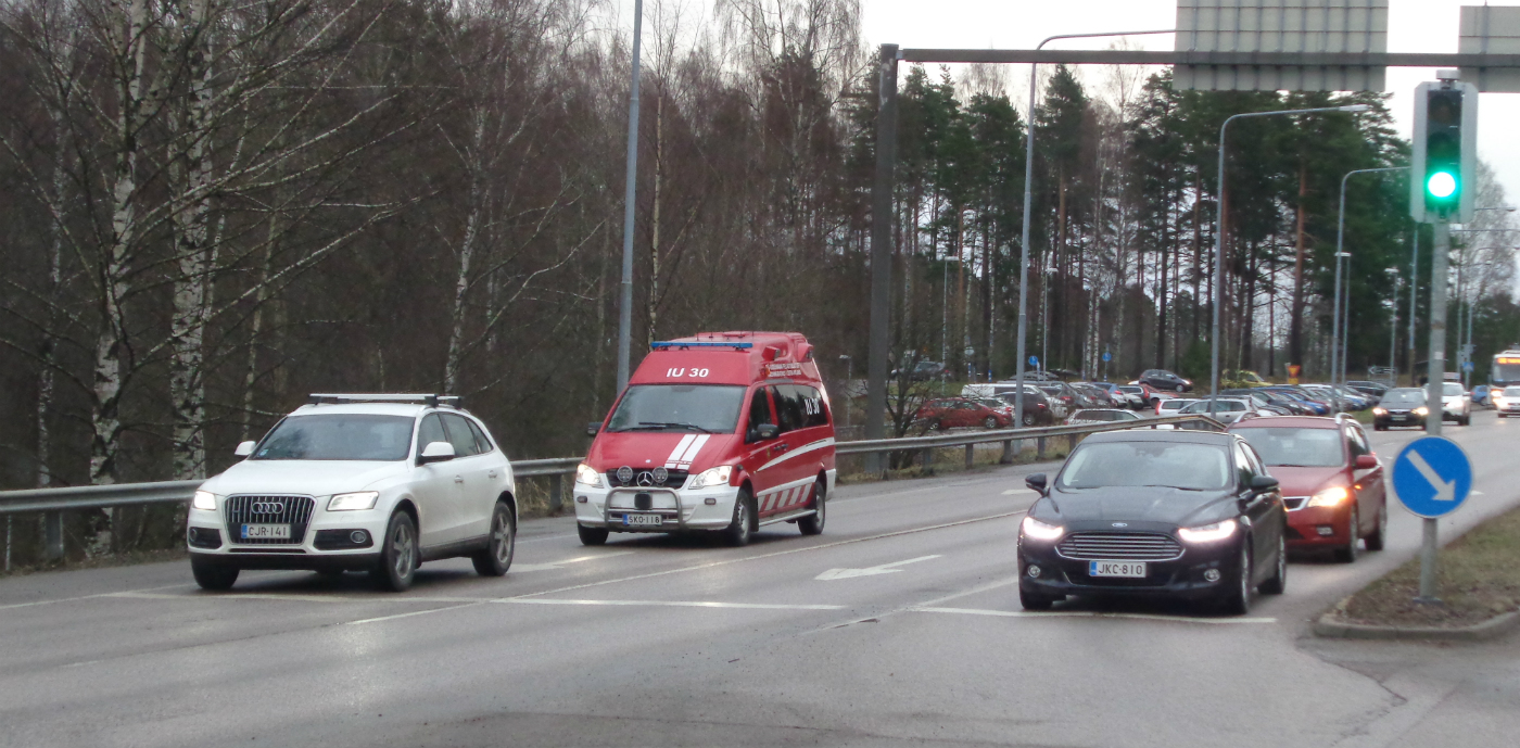 Пожарный автомобиль на шасси Mercedes #SKO-118 в транспортном потоке . Финляндия, Порвоо