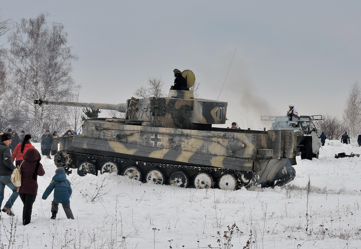 Макет тяжёлого танка времён Второй мировой войны Panzerkampfwagen VI Ausf. H, «Тигр» во время исторической реконструкции, приуроченной к 75-летию сражения при Соколово.. Харьковская область, Змиевской район, село Соколово