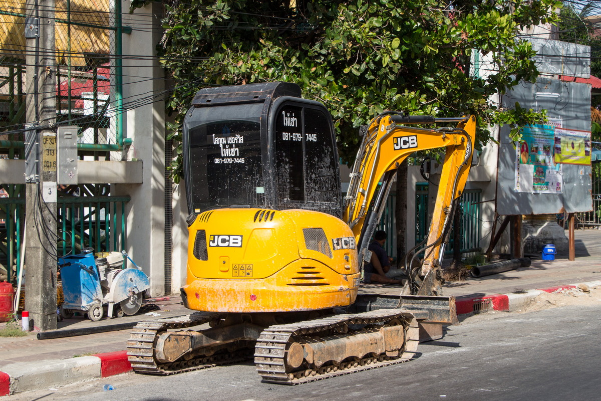 Экскаватор JCB 8035. Таиланд, Пхукет, Патонг