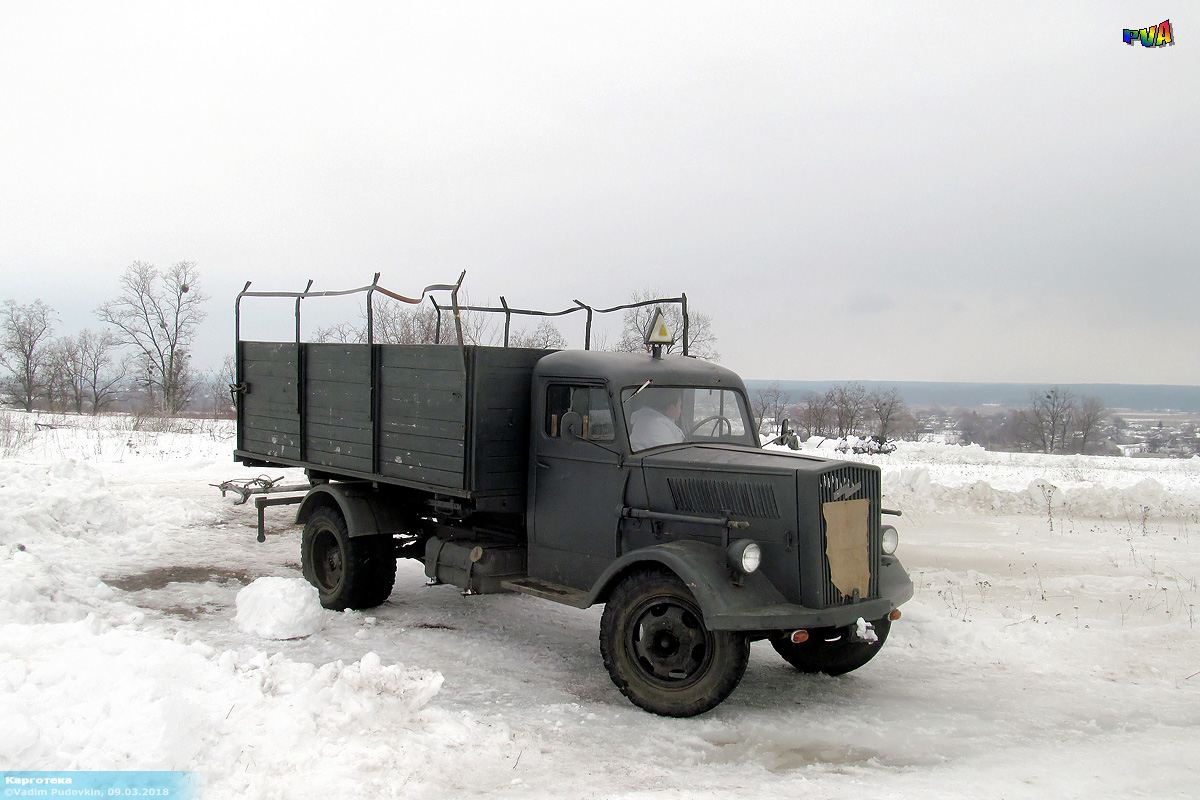Макет грузовика Opel Blitz во время исторической реконструкции, приуроченной к 75-летию сражения при Соколово. Харьковская область, Змиевской район, село Соколово