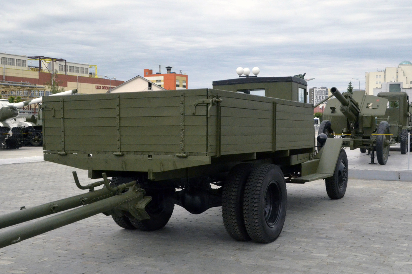 Грузовой автомобиль УралЗИС-5В с дивизионной 76-мм пушкой ЗИС-3. Свердловская область, Верхняя Пышма, музей "Боевая Слава Урала"