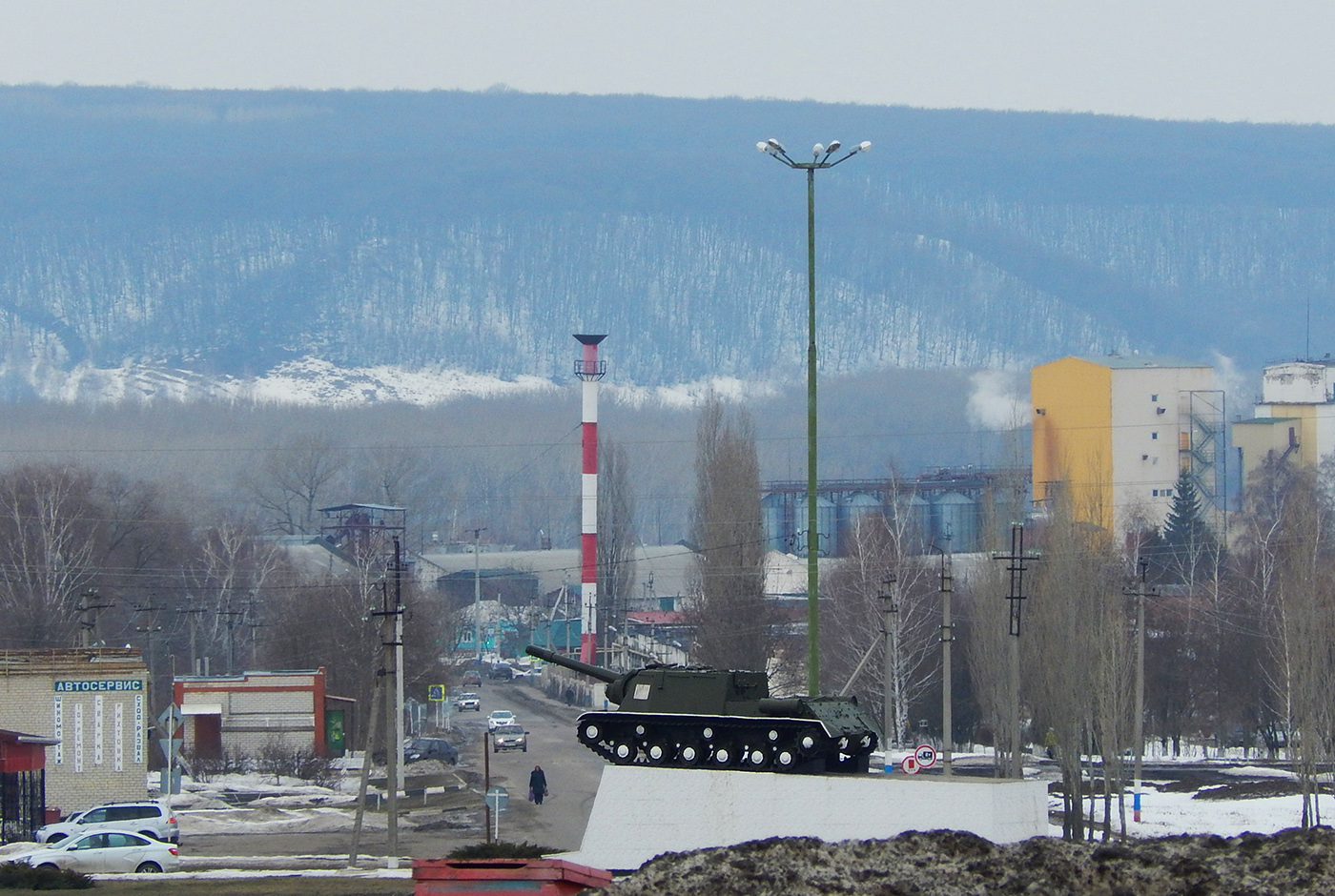 Самоходная артиллерийская установка ИСУ-152 на постаменте. Белгородская область, г. Новый Оскол 