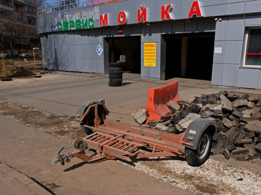 Автомобильный прицеп-эвакуатор . Москва, Селигерская улица 