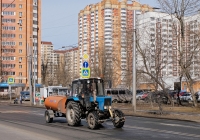 Коммунальная уборочная машина на базе трактора Беларус-82.1 с прицепом-цистерной для полива  . Москва, Бескудниковский бульвар 