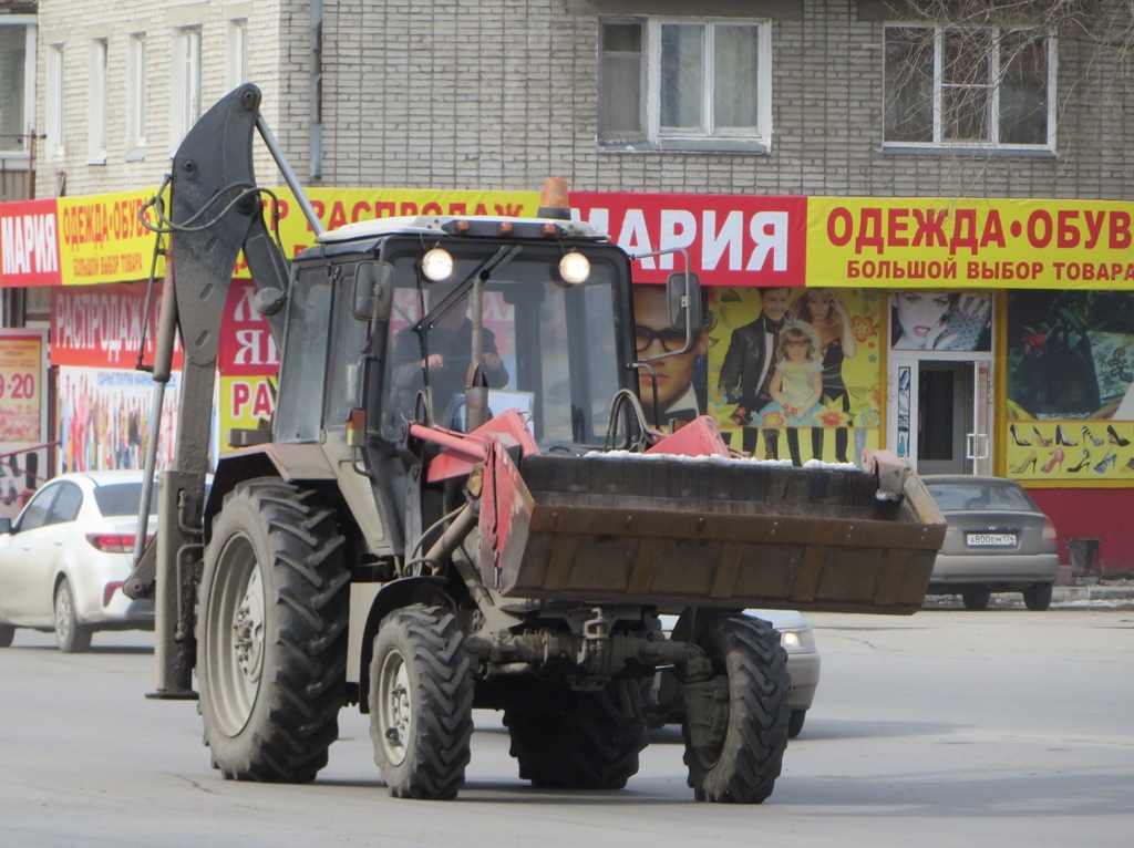 Экскаватор-погрузчик типа ПЭ-82 на базе трактора Беларус-82П. Курган, Станционная улица