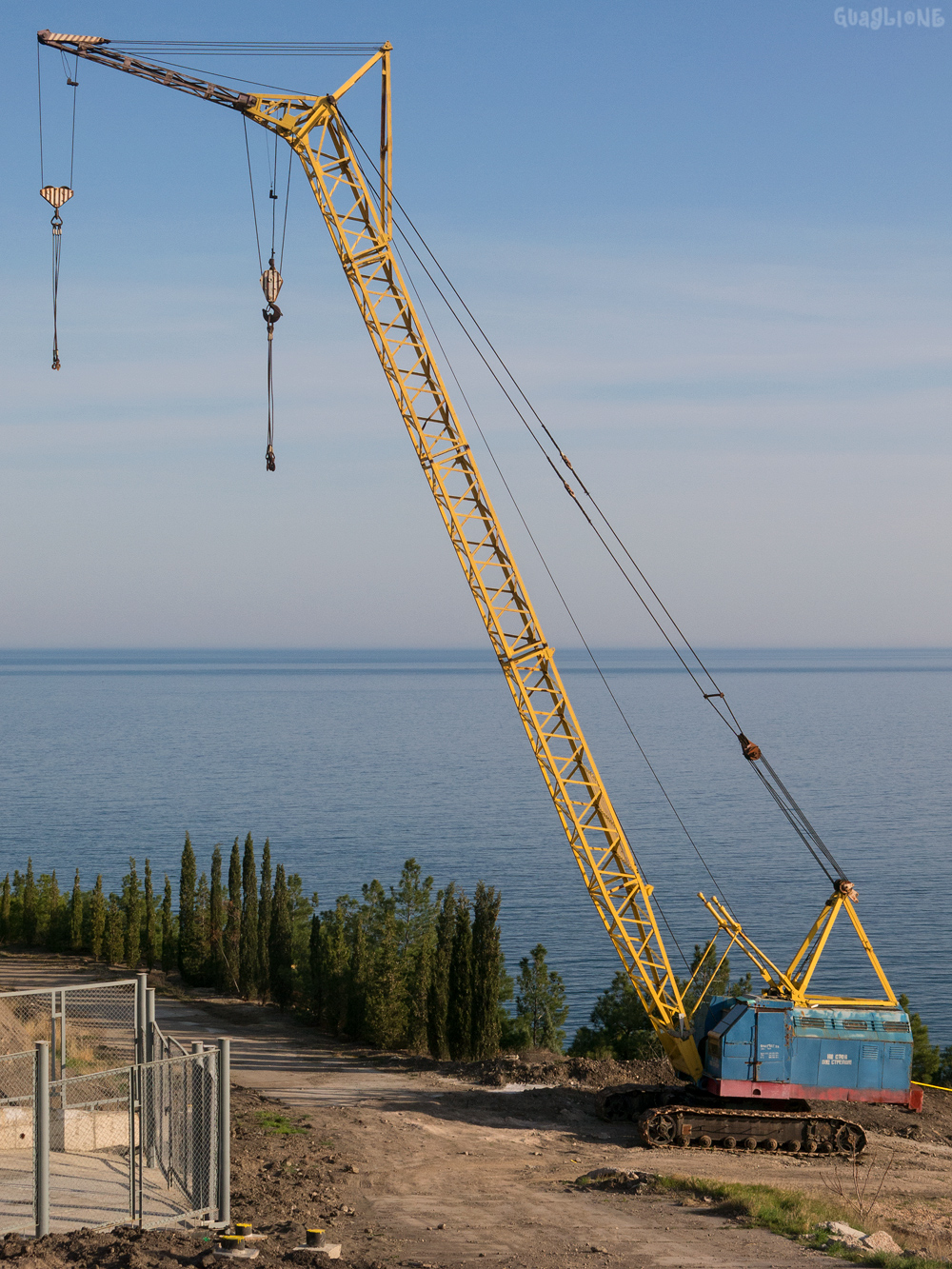 Гусеничный кран МКГ-25БР. Крым, Судакский район, село Морское, санаторий "Солнечный камень"