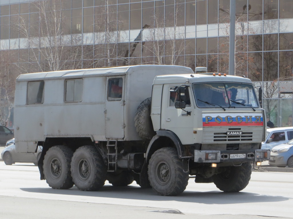 Вахтовый автобус НефАЗ-42111 на шасси КамАЗ-43114 #А 619 ХС 74. Курган, улица Ленина