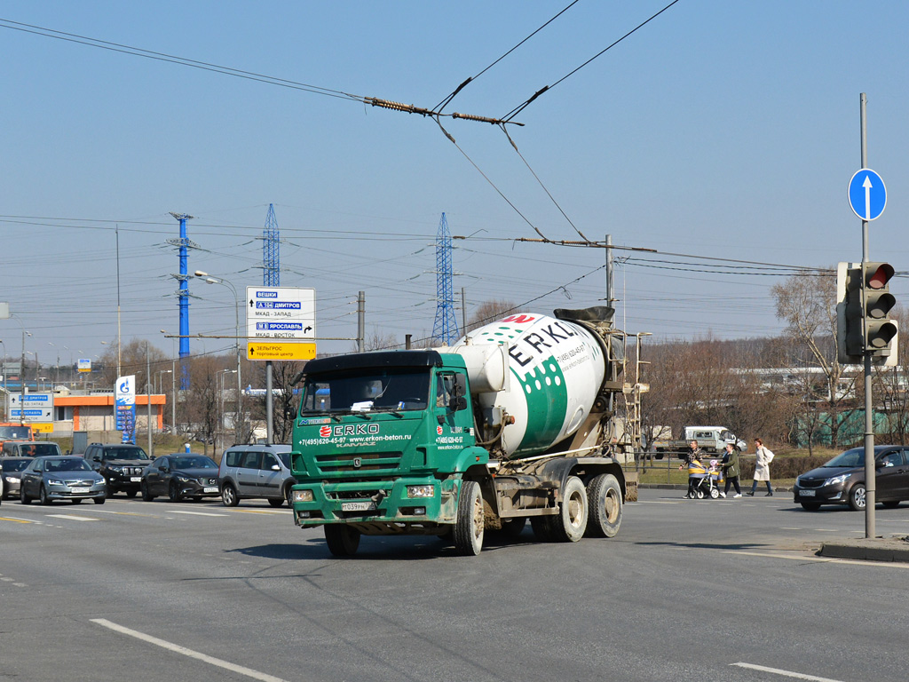 Бетоносмеситель на шасси КамАЗ-6520 #Т 039 РН 777. Москва, Алтуфьевское шоссе 