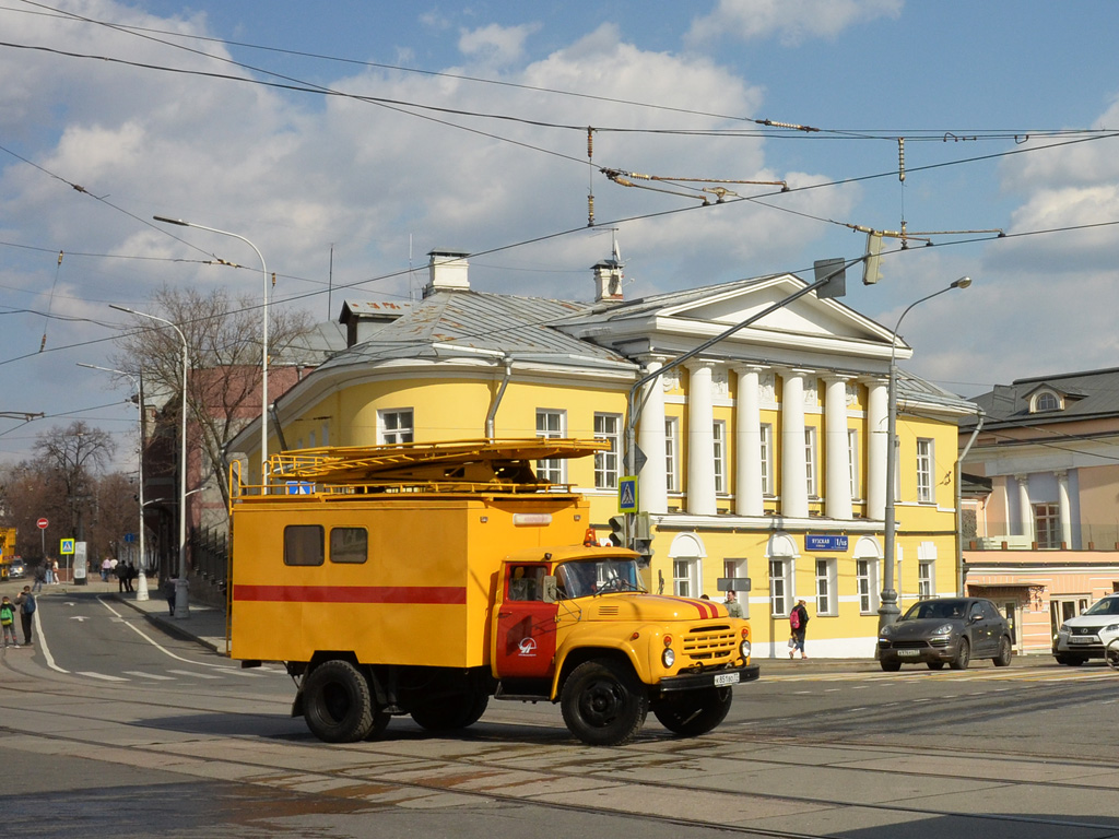 Автоподъёмник для ремонта контактной сети АП-7М на шасси ЗиЛ-431412 #К 851 ВО 77. Москва, площадь Яузские Ворота 