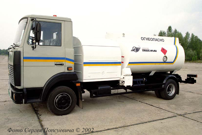  Аэродромный топливозаправщик АТЗ-6,5-437040 на шасси МАЗ-437040. Киев. Святошино. АНТК им. О.К. Антонова. Выставка "Авиасвит-21"