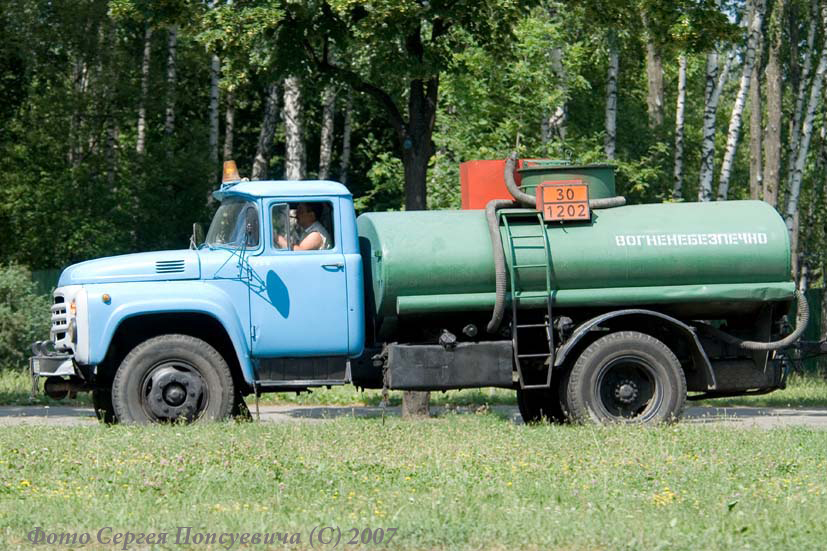 Автоцистерна ТСВ-6У на шасси ЗиЛ-130.. Киев. Ул. Стеценко.