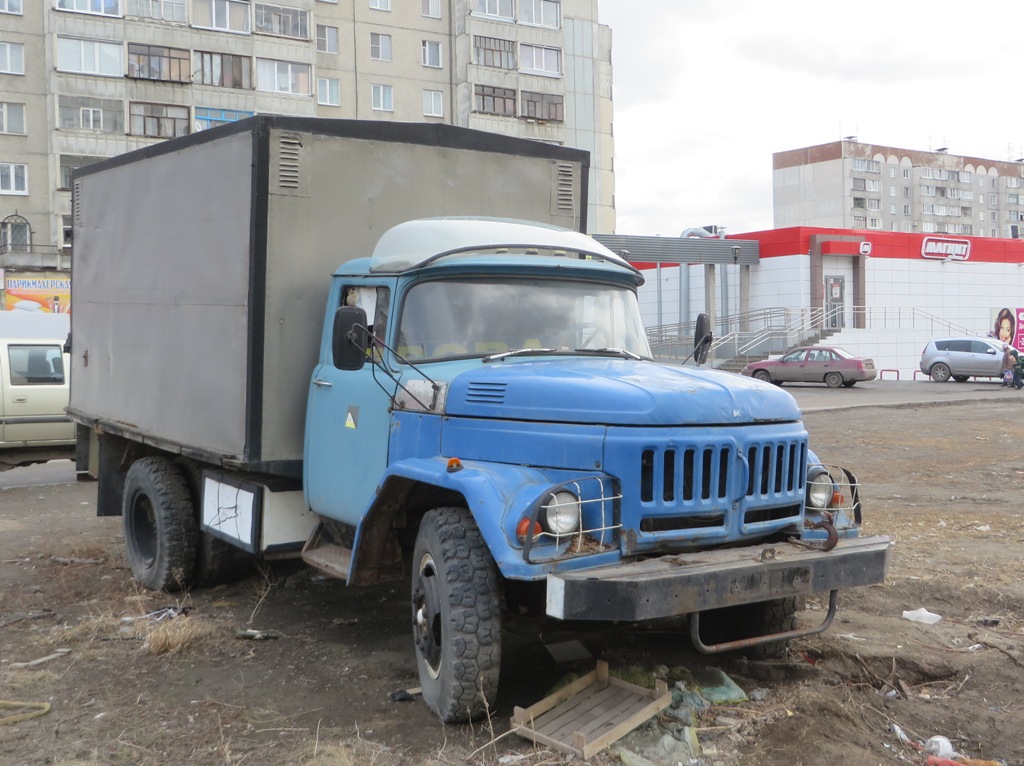 Фургон на шасси ЗиЛ-431412 #К 208 ВО 45. Курган, улица Бурова-Петрова