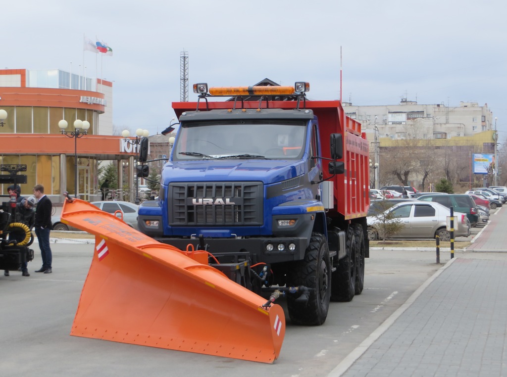 Комбинированная дорожная машина на шасси Урал NEXT 55571-72 #О 213 МЕ 45 . Курган, улица Савельева