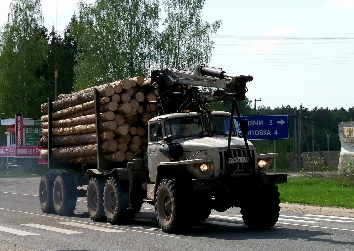 Лесовоз Урал-4320 c КМУ  #Н 945 ВТ 32. Россия, Смоленская область, Шумячский район