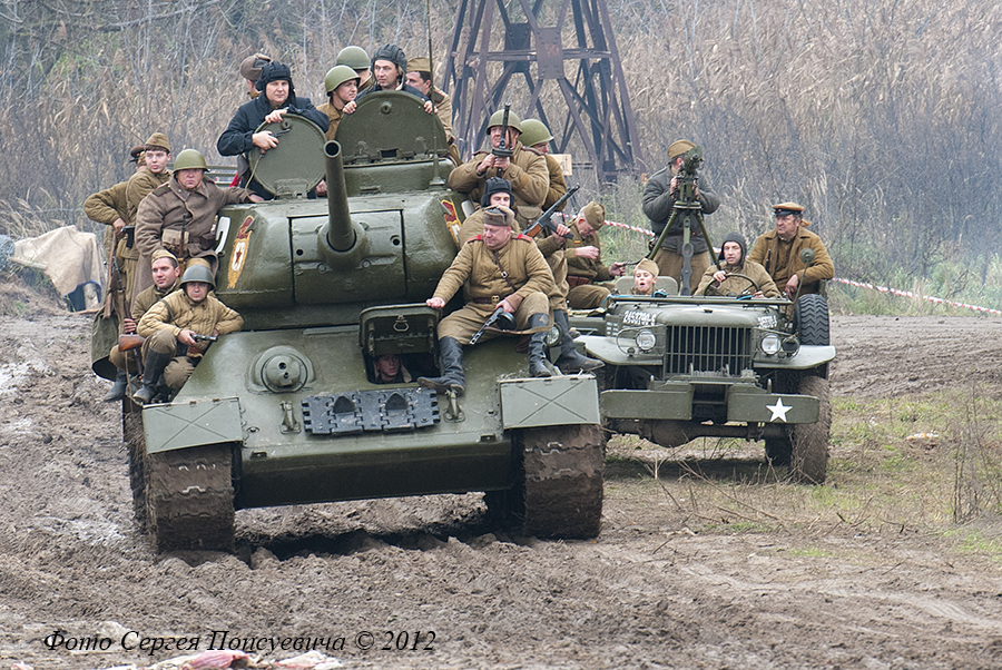 Танк Т-34-85 и Dodge WC-51. Реконструкция ВОВ.. Киев. пос. Пирогово. 