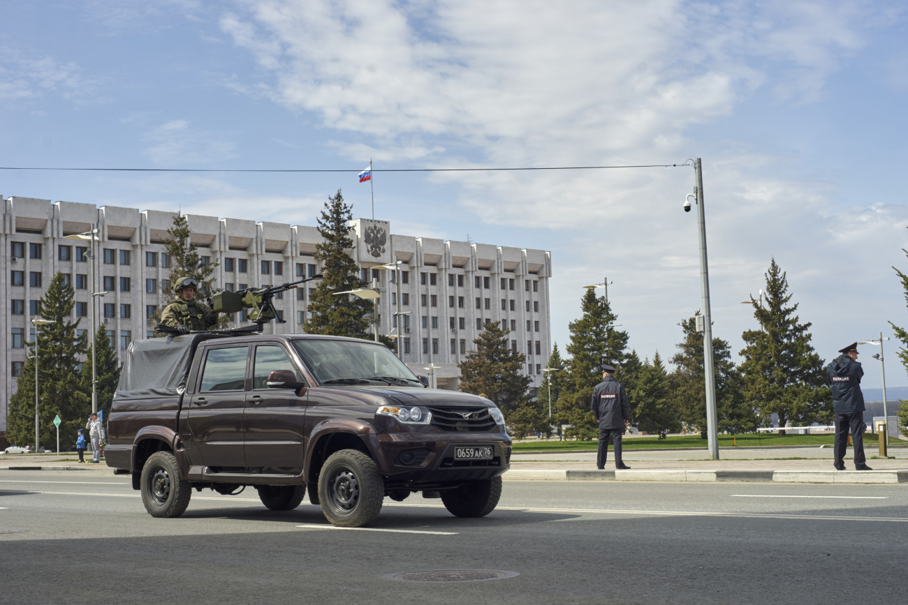 УАЗ-23632, вооруженный крупнокалиберным пулеметом "Корд" . г. Самара, пл. им. В. В. Куйбышева