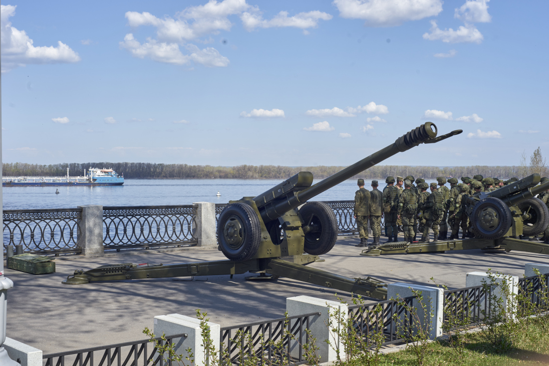122-мм гаубица Д-30 парадного расчета. г. Самара, набережная реки Волги