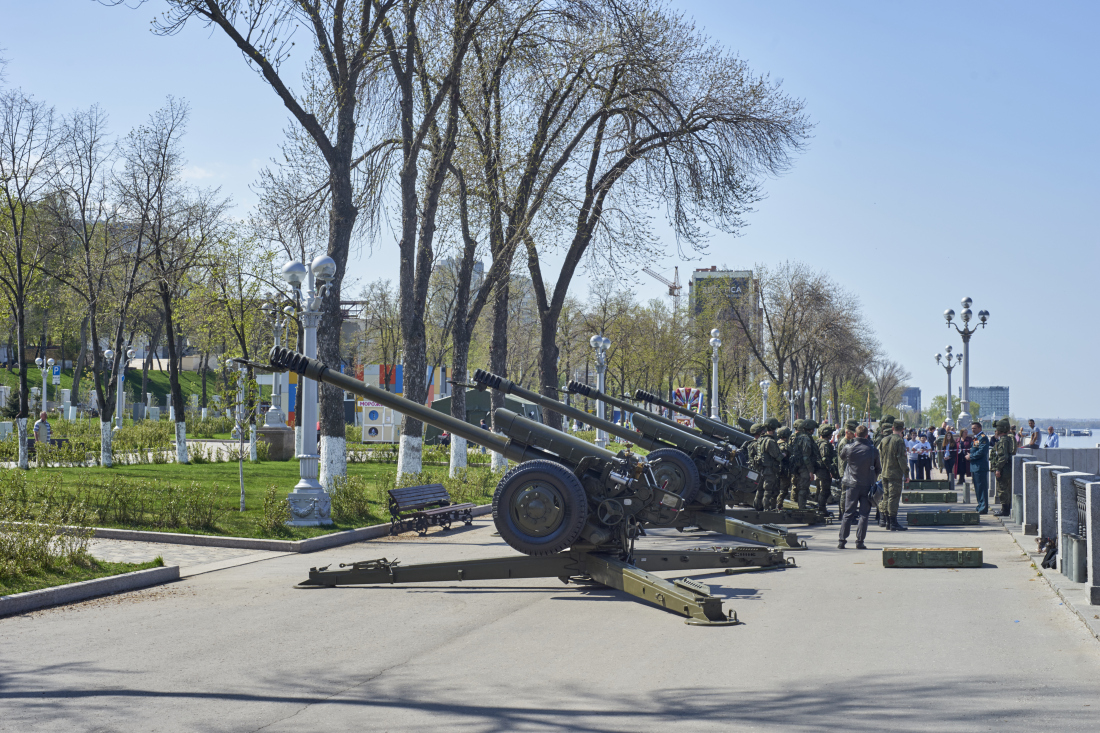 122-мм гаубица Д-30 парадного расчета. Самара, набережная реки Волги
