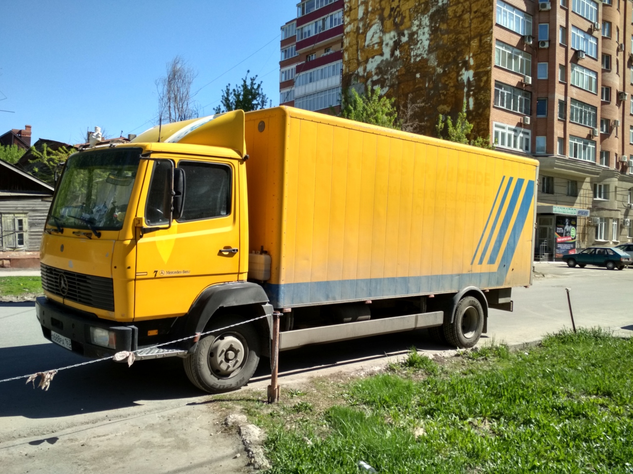 Фургон на шасси Mersedes-Benz LK #Х 688 РА 163. г. Самара, ул. Братьев Коростелевых
