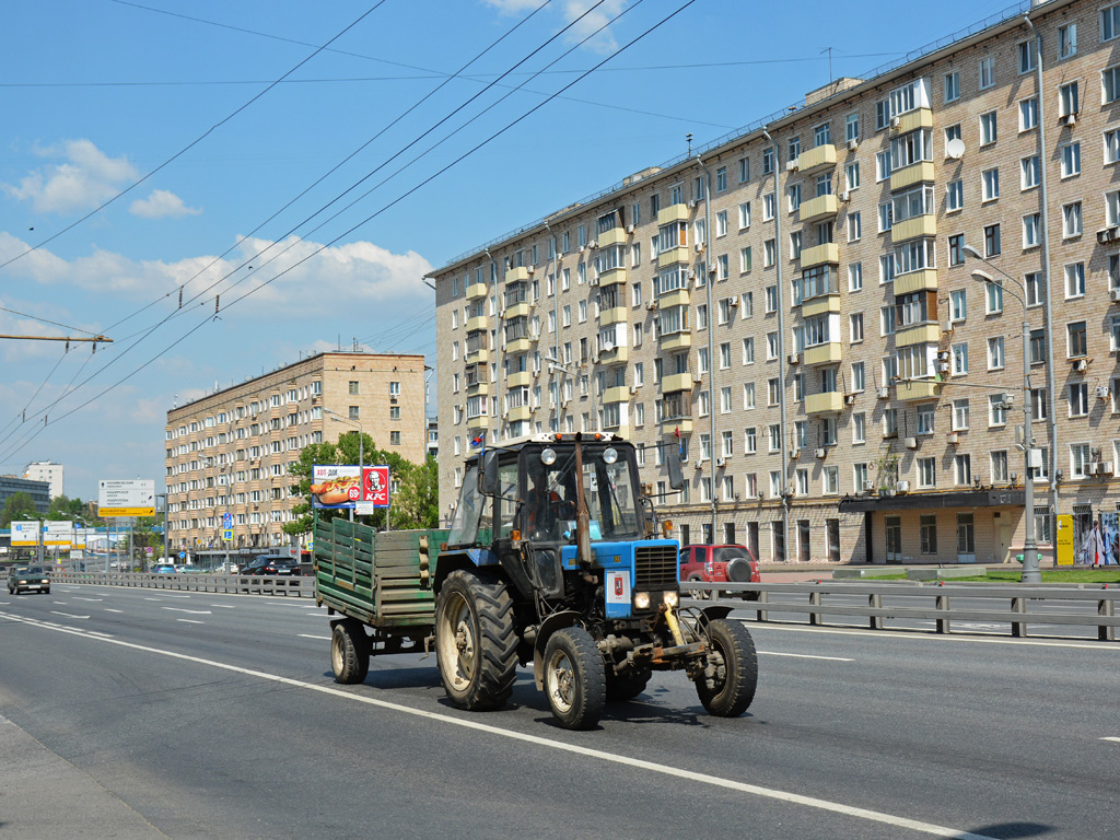 Трактор МТЗ-82.1 "Беларус" с прицепом . Москва, Варшавское шоссе 