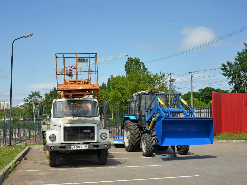 Автовышка (автоподъёмник) на шасси ГАЗ-3307 #О 430 РК 199 и многофункциональная коммунальная уборочная машина на базе трактора МТЗ-82.1 "Беларус" . Москва, Локомотивный проезд 