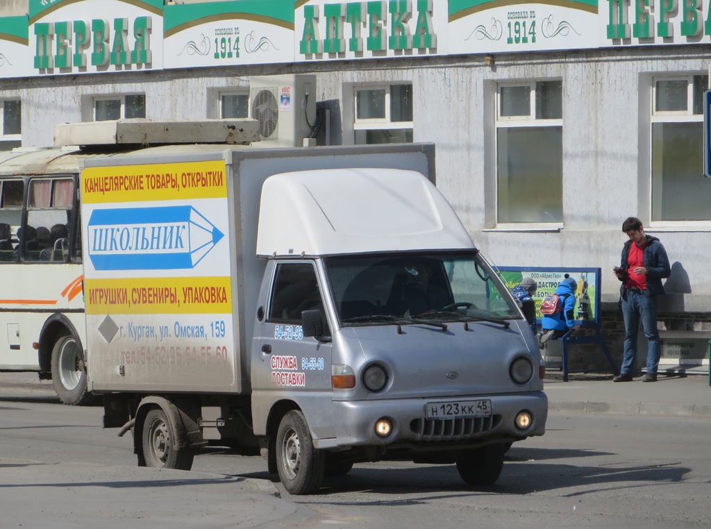 Фургон на шасси Hyundai Porter #Н 123 КК 45. Курган, улица Куйбышева 