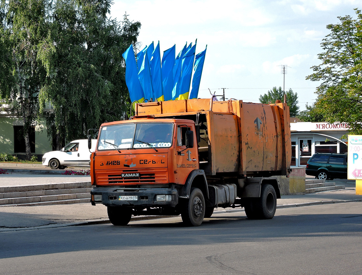 Мусоровоз КО-440-7 на шасси КамАЗ-43253 #АХ 6619 СТ. Харьковская область, г. Змиев, улица Гагарина