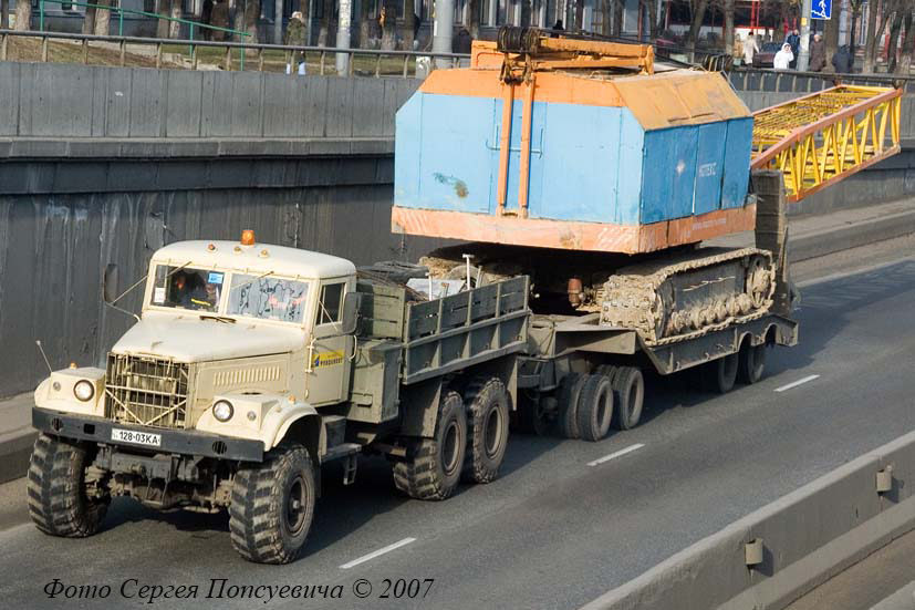 КрАЗ-255Б1 буксирует кран МКГ на трейлере ЧМЗАП-5212А.. Киев. ул. О. Телиги.