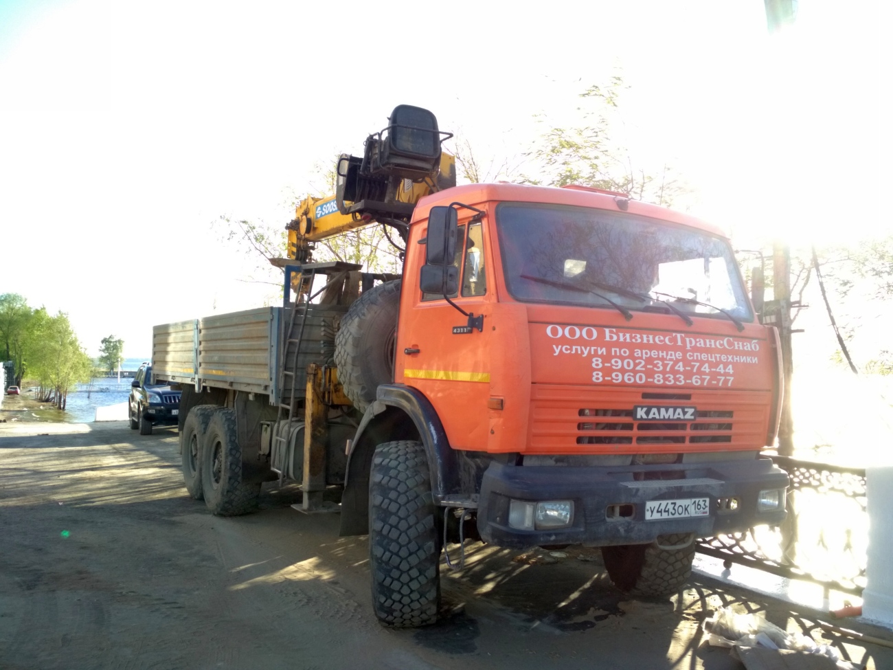 Бортовой автомобиль с КМУ 698202 на шасси КамАЗ-43118 #У 443 ОК 163. Самара, Дачная улица