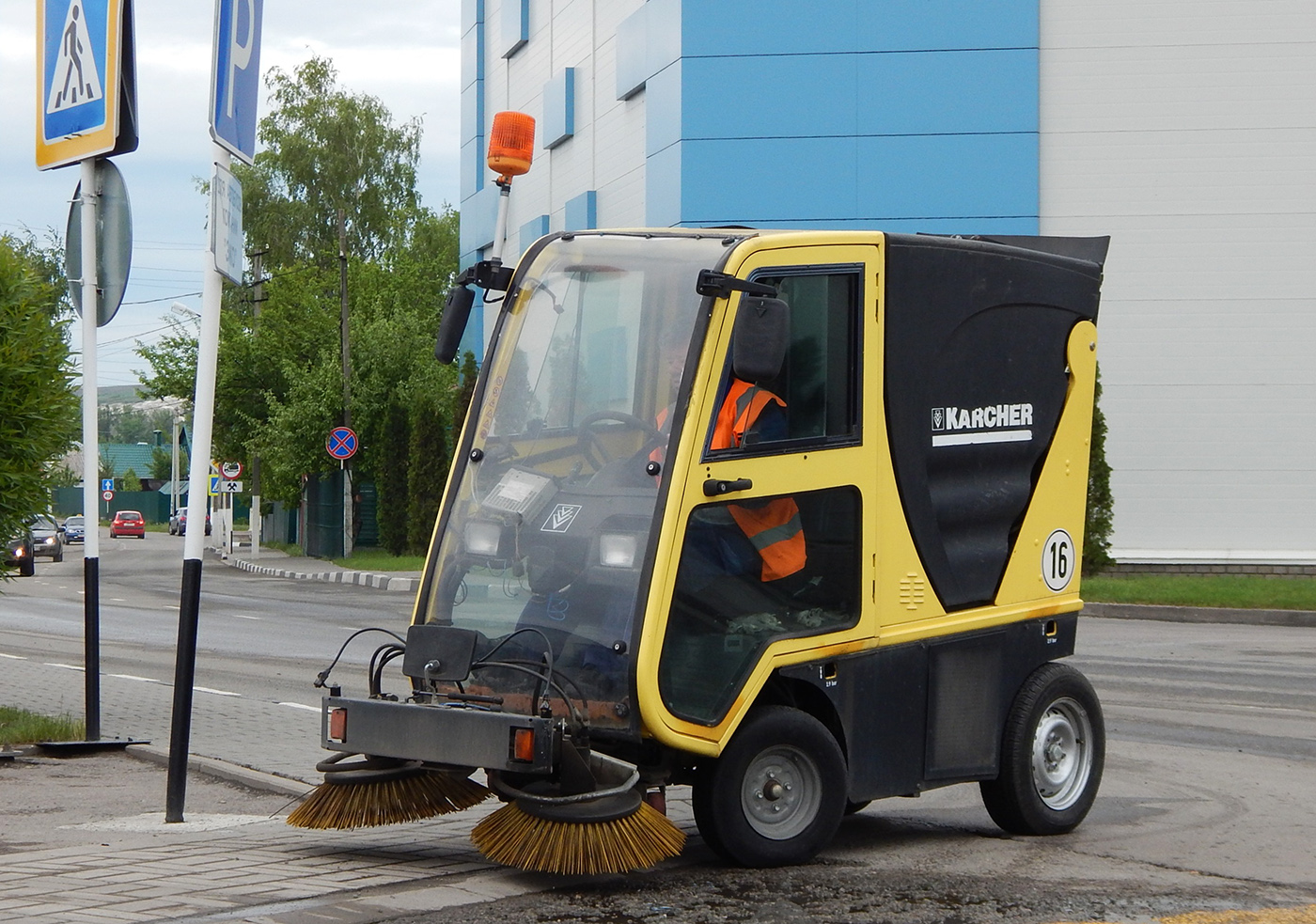Подметально-вакуумная машина Karcher. Белгородская область, г. Алексеевка, ул. Фрунзе