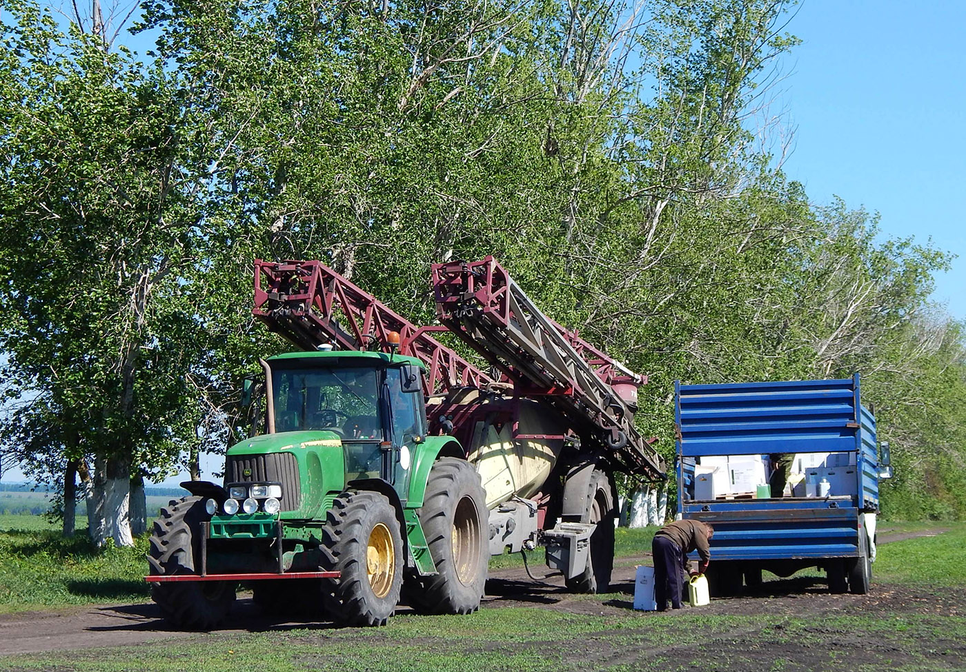 Трактор John Deer с прицепным опрыскивателем. Белгородская область, Красненский район