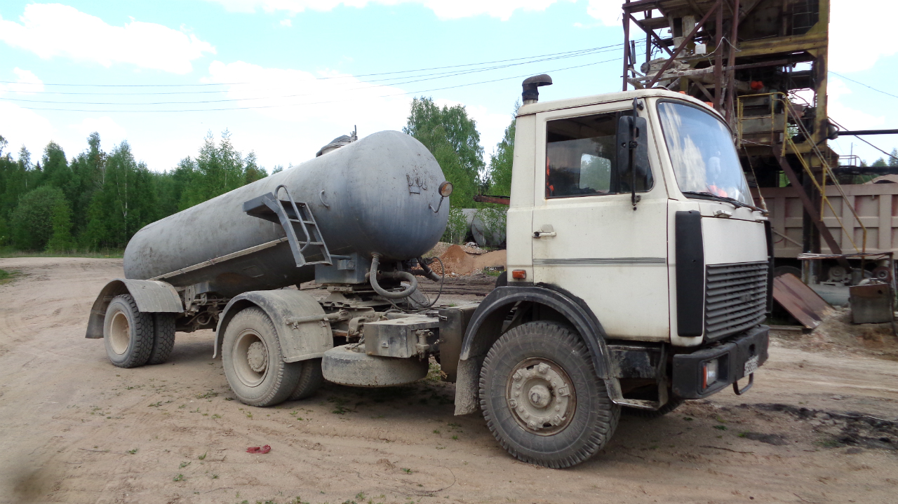 Седельный тягач МАЗ-54331 #Т 588 ЕЕ 60 с полуприцепом ТЦ-10 #РА 1482 60. Псковская область, АБЗ ЗАО "Порховмелиорация"