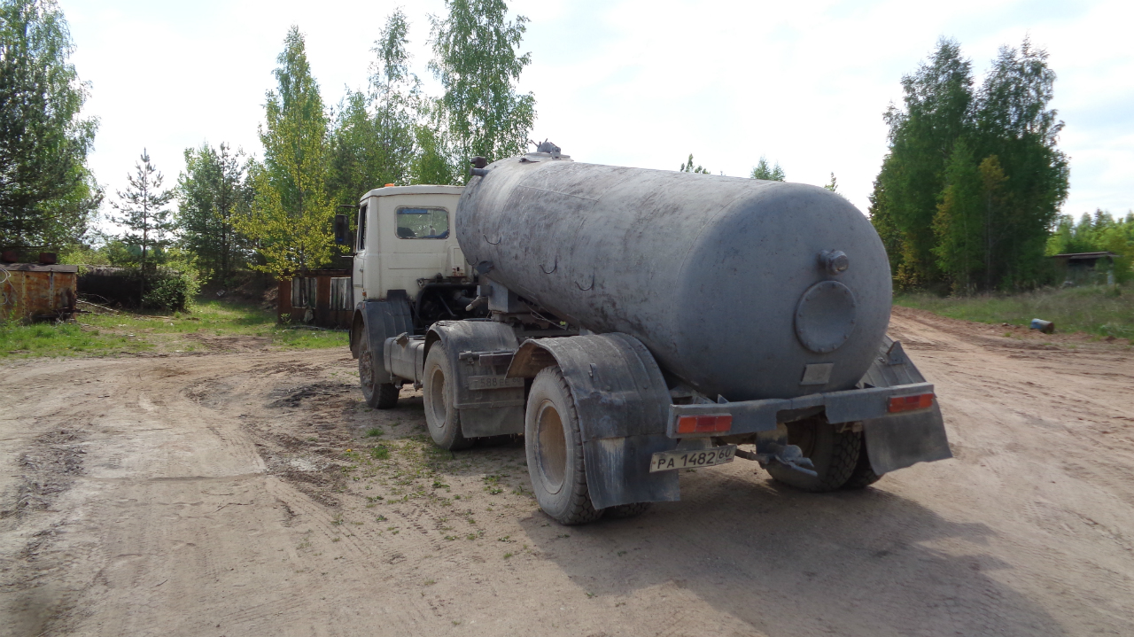 СедельныЯ тягач МАЗ-54331 #Т 588 ЕЕ 60 с полуприцепом ТЦ-10 #РА 1482 60. Псковская область, АБЗ ЗАО "Порховмилиорация"