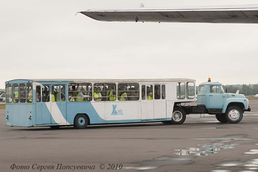 Перронный автобус  АППА-4 с тягачем ЗиЛ-441510. Киев. Аэропорт "Киев"