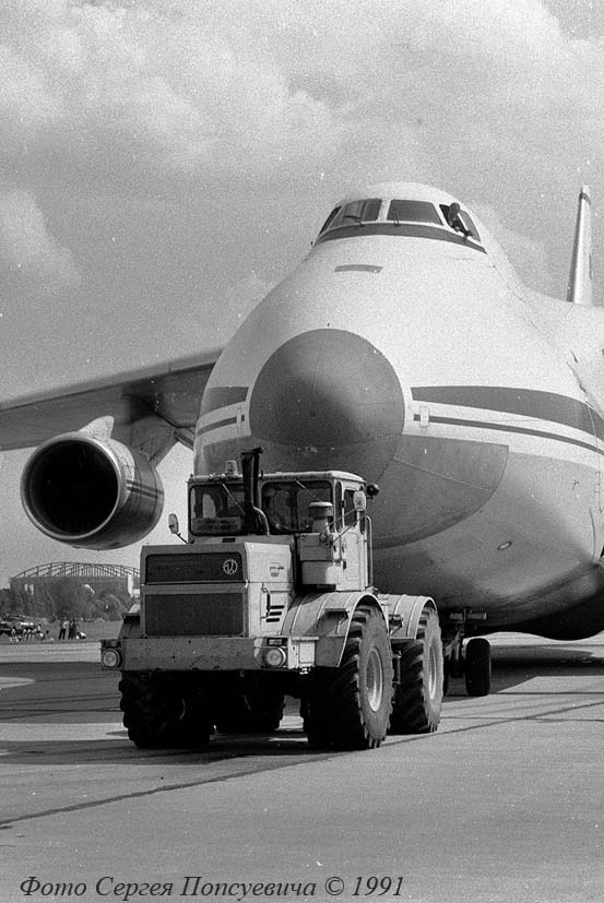 Трактор К-702 буксирует самолет Ан-124 "Руслан"... Киев. Аэропорт "Киев"