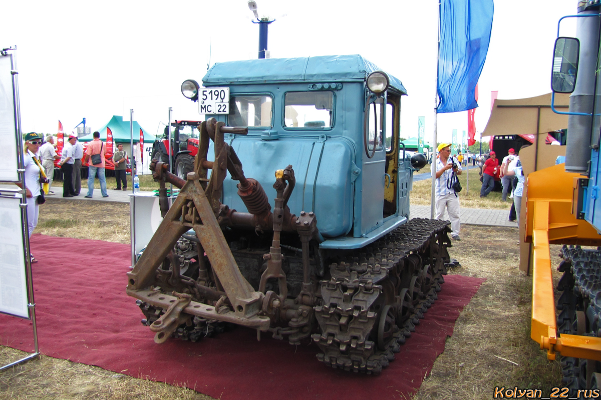 Трактор ДТ-54. Алтайский край, Павловский район, в окрестностях посёлка Прутской