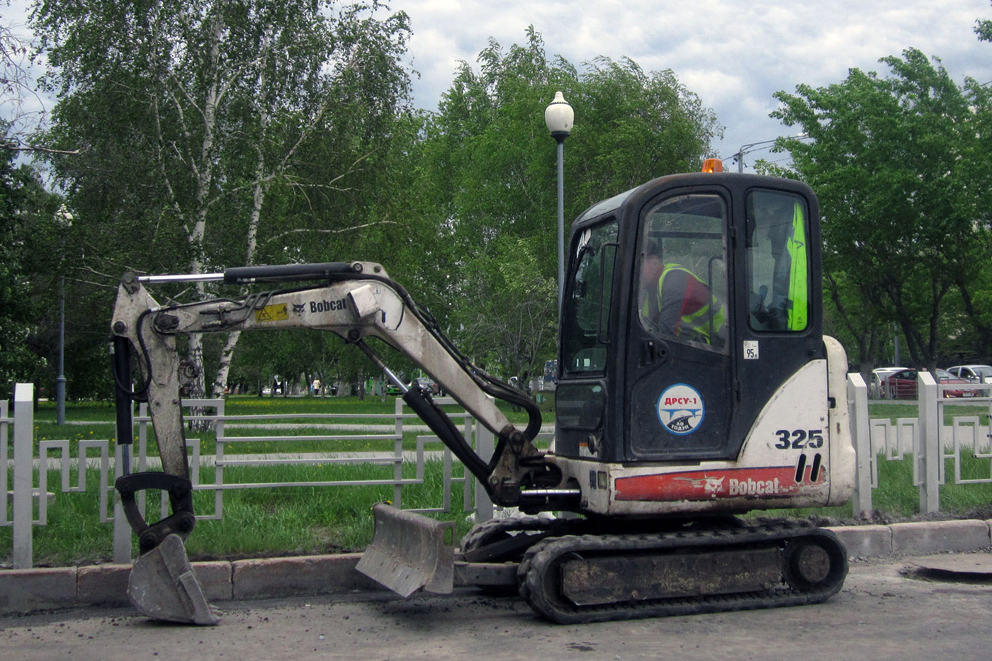Малогабаритный экскаватор Bobcat 325. Тюмень, улица Малыгина 