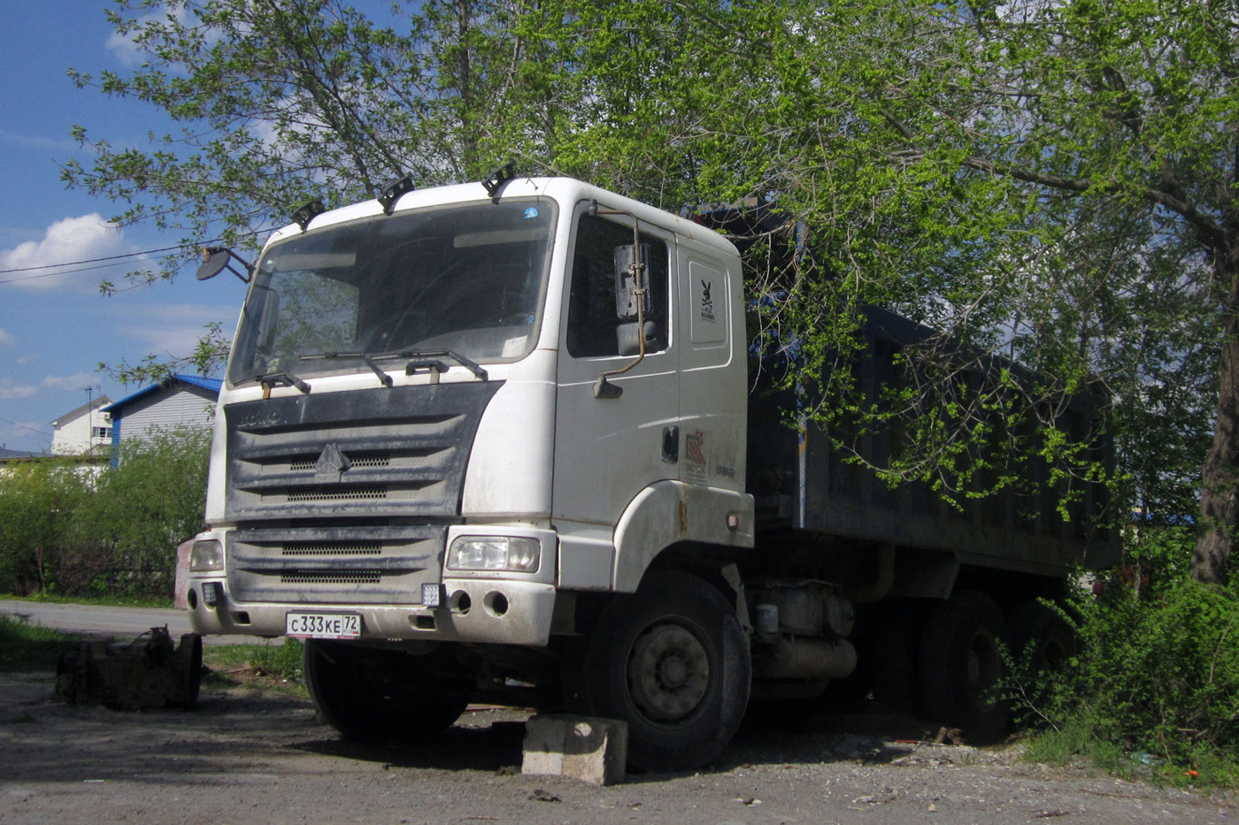 Самосвал Howo ZZ3327N3647W #С 333 КЕ 72 . Тюмень, Безымянная улица 