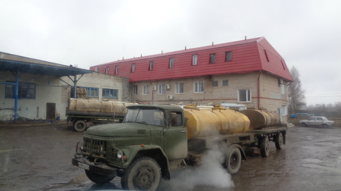 Автоцистерна для перевозки молока на шасси ЗиЛ-130 #Е 987 ВХ 60. Псковская область, город Порхов