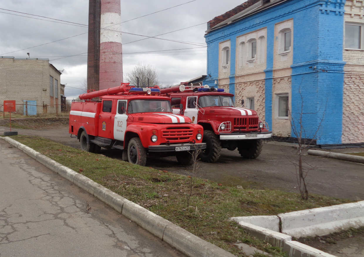 Пожарные автомобили на шасси ЗиЛ-131 #В 339 КЕ 47, ЗиЛ-130 #В 762 ОН 47. Ленинградская область, Всеволожский район, пос. Свердлово