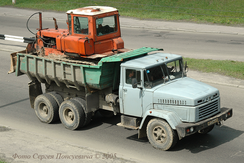 Самосвал КрАЗ-6510 гос. №8020 КХТ перевозит бульдозер ДЗ-42 на шасси ДТ-75М гос. № 06455 КС.. Киев. Окружная дорога/пр. Победы.