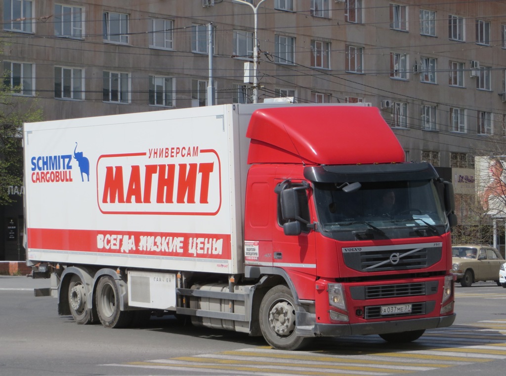 Изотермический фургон Schmitz Cargobull на шасси Volvo FM #А 037 МЕ 37 .  Курган, улица Куйбышева 