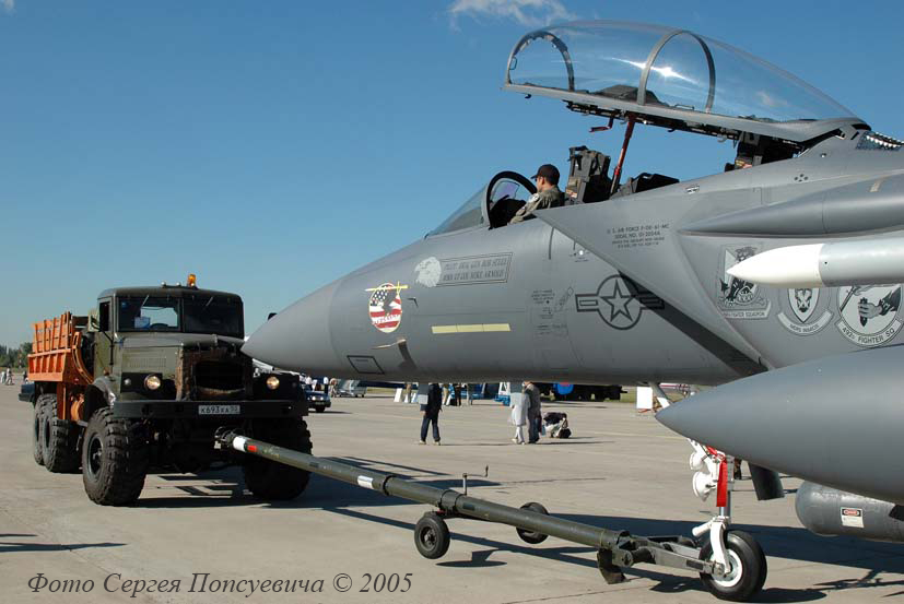 Грузовик КрАЗ-255Б1 #К 693 ХА 50 буксирует истребитель F-15. . Московская область, Жуковский. МАКС-2005.